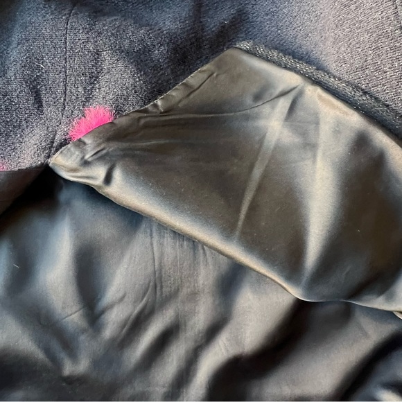 Mayda Cisneros Black skirt with pink boa - Picture 3 of 7